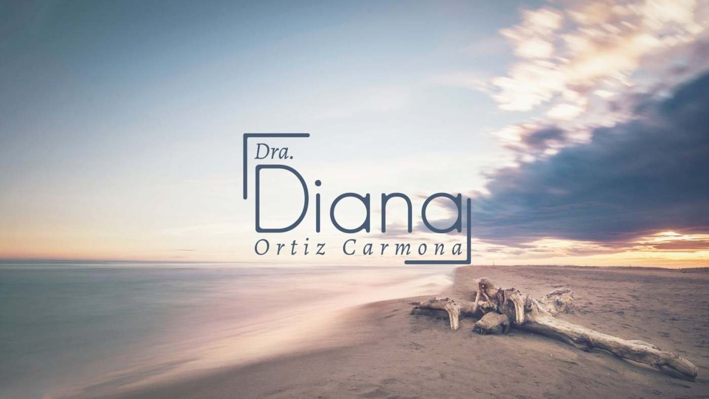Dra. Diana Ortiz Carmona — logotipo sobre paisaje de playa al atardecer